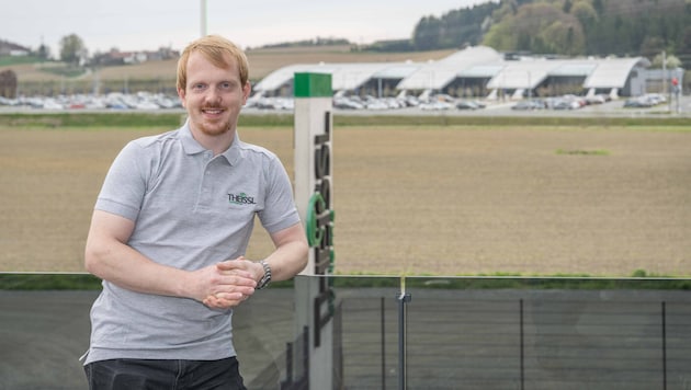 Mario Theissl führt Theissl Systems, im Hintergrund der Bahnhof Weststeiermark.