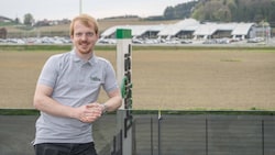 Mario Theissl führt Theissl Systems, im Hintergrund der Bahnhof Weststeiermark.