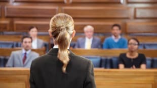 stock.adobe.com null Vor der Verhandlung werden die Laien vom Berufsrichter eingewiesen (Symbolbild).