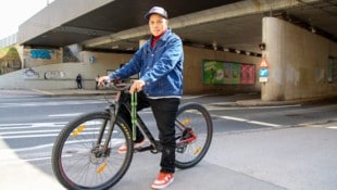 Rolando Dinglasans Fahrrad wurde aus seinem Haus geklaut. Sein neues Rad hat er daher ...