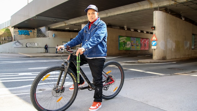 Rolando Dinglasans Fahrrad wurde aus seinem Haus geklaut. Sein neues Rad hat er daher ...