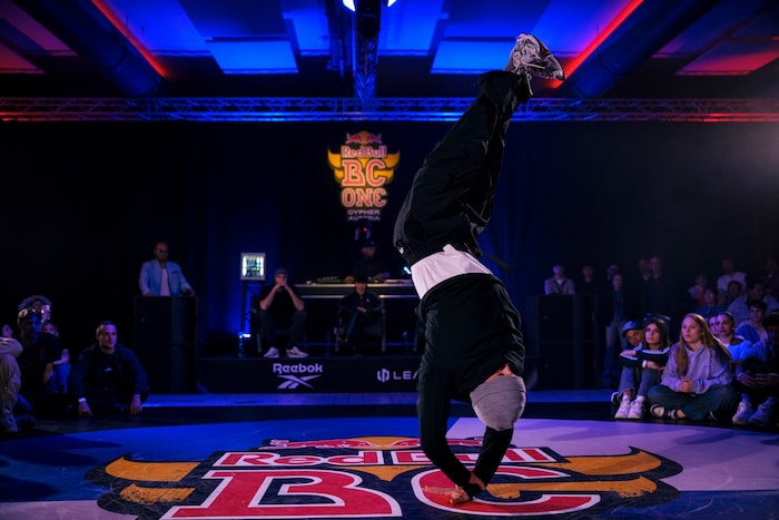 Faszinierend! B-Boy Töma zeigt hier einen sogenannten Freeze.