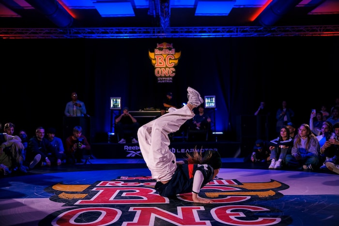 B-Girl SoFly mit einem coolen Move im Vorjahr in Linz