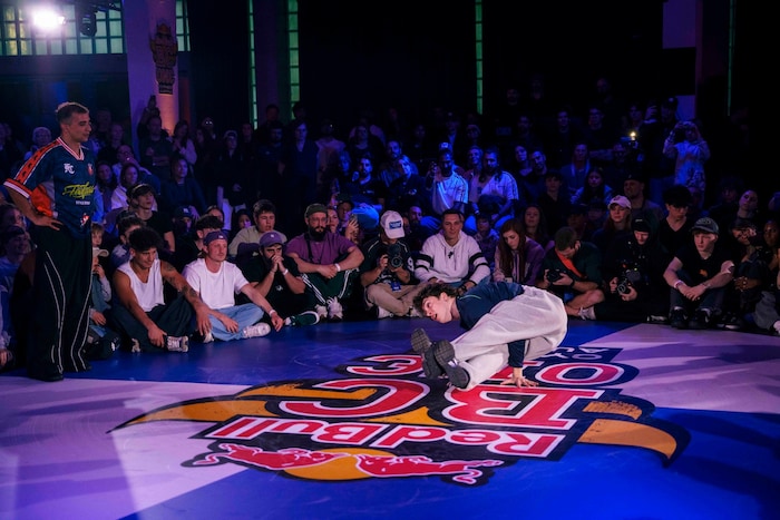B-Boy Marox von der UFA-Crew zeigt einen Freeze.