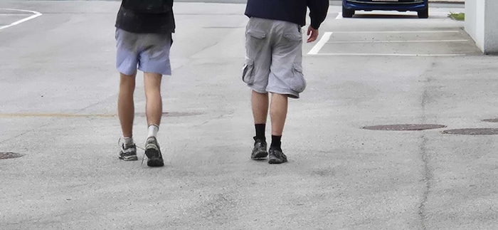 Ein Brite und ein Australier waren in kurzen Hosen unterwegs.