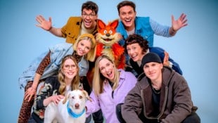 Das „ORF Kids“-Team rund um Robert Steiner (rechts oben) und Figur Fuchsi ist bereit für die ...