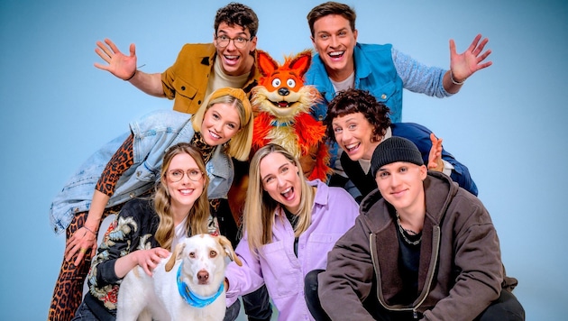 Das „ORF Kids“-Team rund um Robert Steiner (rechts oben) und Figur Fuchsi ist bereit für die ...