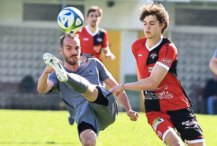 Lukas Birkl (l.) bewies nicht nur beim Freistoß sein Gefühl im Fuß.