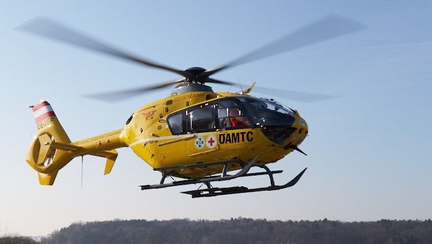 Der 77-jährige Biker wurde schwer verletzt ins Landesklinkum Wiener Neustadt geflogen ...