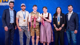 Sportlandesrat Udo Landbauer, Doppel-Olympiasieger Benni Karl, das paralympische Geschwisterduo ...
