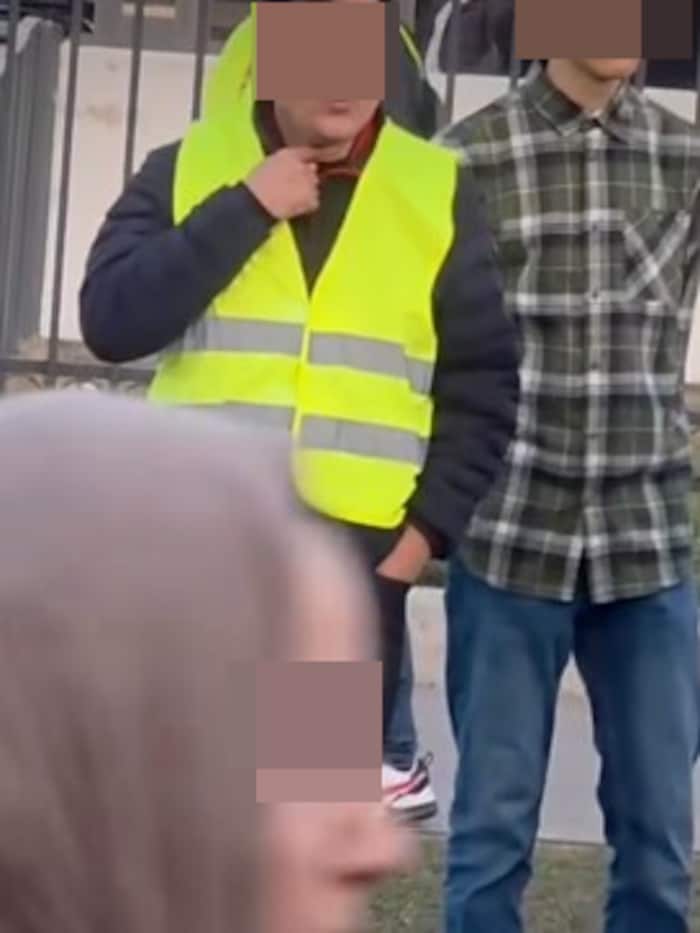 Halsabschneider-Geste eines Ordners