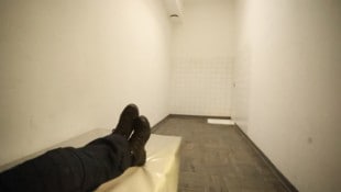 In einem Haftraum (Symbolbild) kam es zu dem Vorfall.