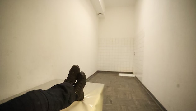 In einem Haftraum (Symbolbild) kam es zu dem Vorfall.