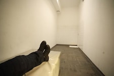 In einem Haftraum (Symbolbild) kam es zu dem Vorfall.