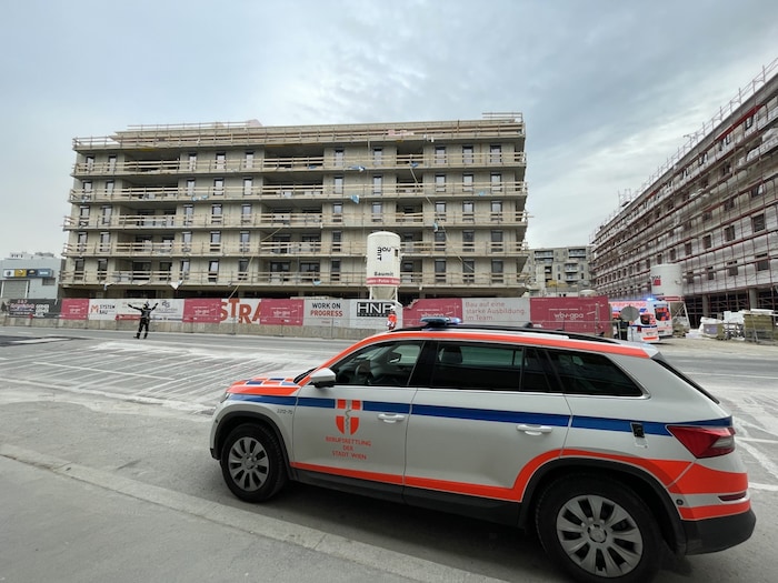 Der Bauarbeiter stürzte aus großer Höhe und kam auf einer Plattform zum Liegen.