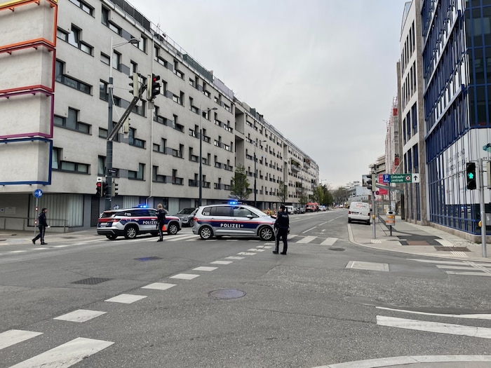 Die Einsatzkräfte sperrten das Areal für die Landung des Helis großräumig ab.