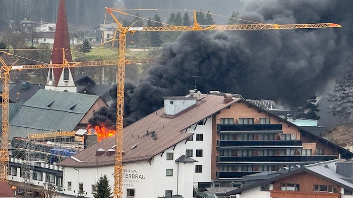 Dichter Rauch und meterhohe Flammen waren weithin sichtbar.