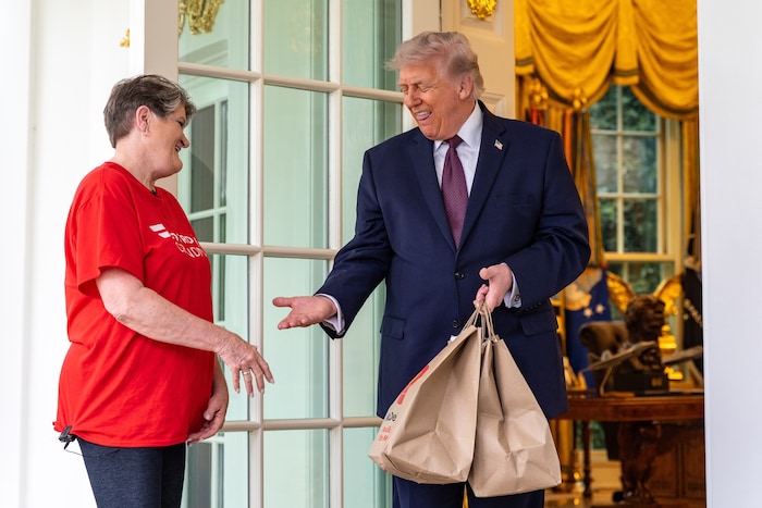 Fast Food für den schwer arbeitenden Präsidenten: Burger und Pommes im Oval Office.