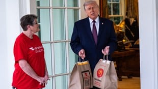 Donald Trump lässt sich McDonalds-Essen liefern und verkündet, dass der Iran einen Deal machen ...