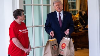 Donald Trump lässt sich McDonalds-Essen liefern und verkündet, dass der Iran einen Deal machen ...