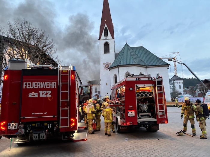 Die Flammen rückten der Kirche sehr nahe, sie wurde aber gerettet.