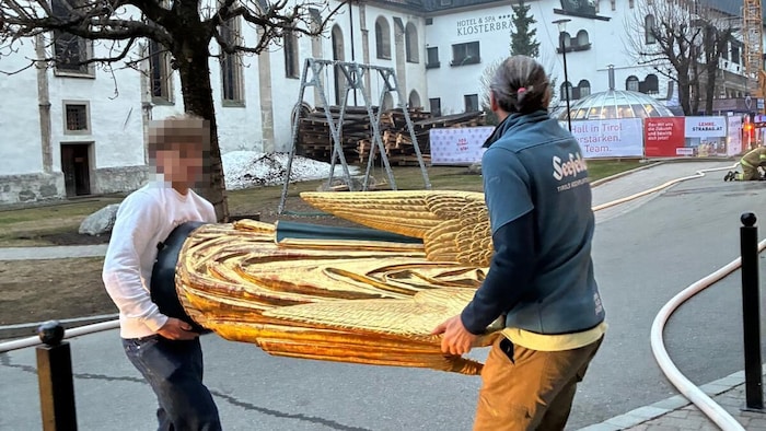 Helfer brachten Kirchengegenstände in Sicherheit.