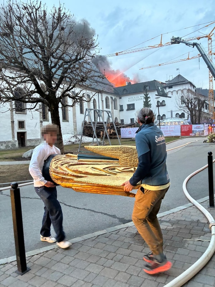 Freiwillige Helfer brachten sakrale Gegenstände in Sicherheit.