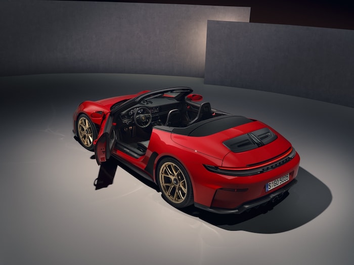 Die Türen sind aus CfK, ebenso Kotflügel und der Kofferraum-Frontdeckel.