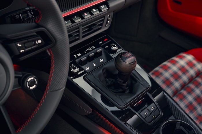 Ein paar Schalter für Nützliches – und ein Schalter für die sechs Gänge.