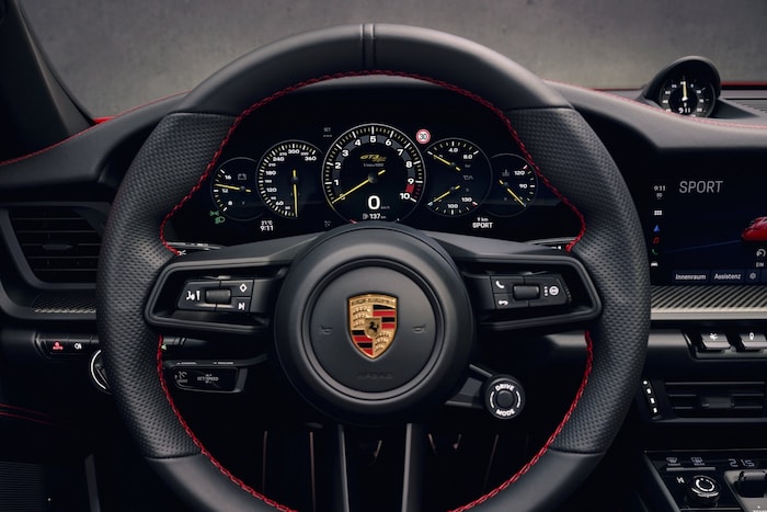 Das Digitaldisplay zeigt sich in klassischem Design.