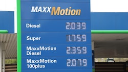 Die Spritpreisbremse ist am 1. April in Kraft getreten und seit dem 2. April an den Zapfsäulen ...