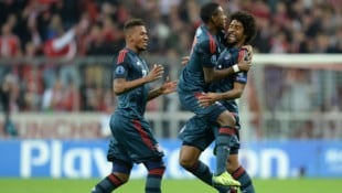 Dante (r.) beim Jubeln mit Jerome Boateng (l.) und David Alaba