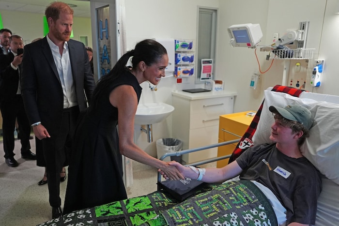 Auch in den Krankenzimmern schauten Harry und Meghan vorbei.
