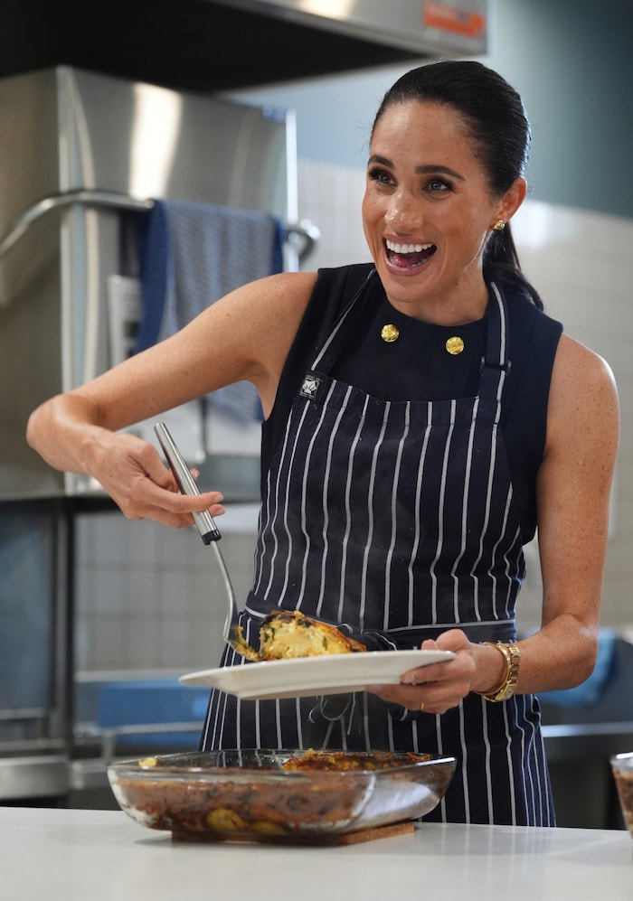 Meghan half in der Gemeinschaftsküche mit.