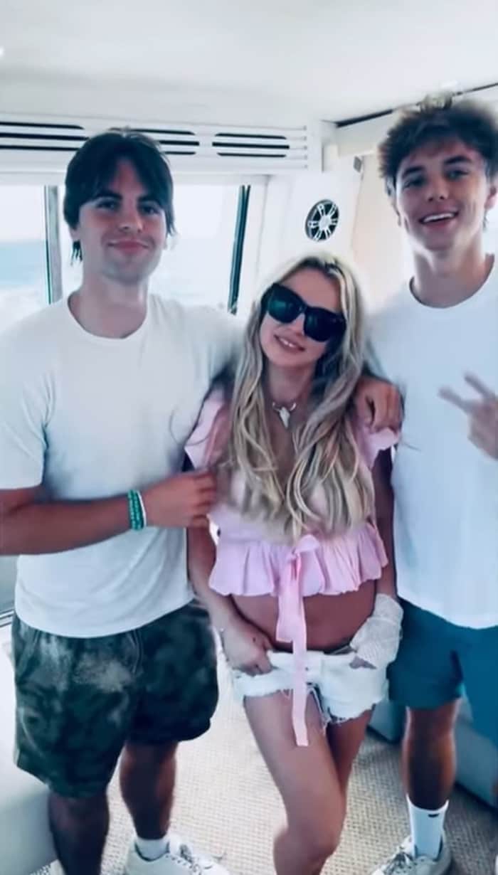 Erst ihre Söhne sollen zu der Sängerin vorgedrungen sein. Seit Anfang der Woche befindet sich ...