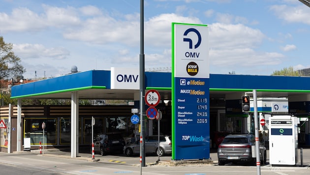 Der Mineralölkonzern hat unter Berufung auf die „Notfallklausel“ die Spritpreise lediglich um ...