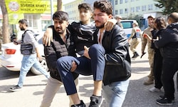 Ein verletzter Schüler wird von helfenden Händen weggebracht.
