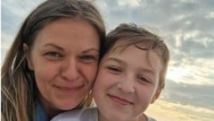 Mutter Martina Karlsburger mit Sohn Felix vor seinem Unfall.  