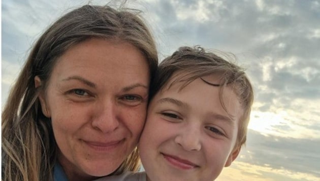 Mutter Martina Karlsburger mit Sohn Felix vor seinem Unfall.
