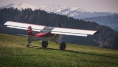 Mit großen Ballonreifen landen die Gebirgspiloten in Österreichs Bergen.