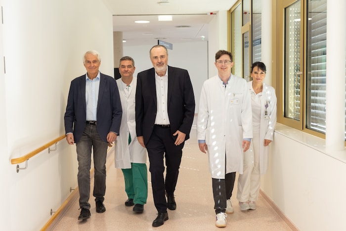 Landeshauptmann Doskozil (Mitte) mit dem ärztlichen Team