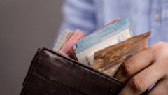 Geld beim Express-Versand im Paket mitgeschickt – Ärger für Empfänger (Symbolbild)