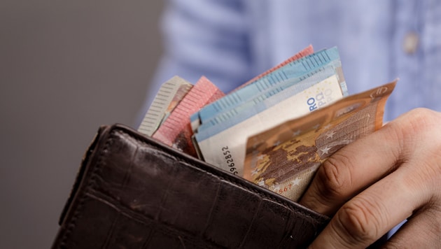 Geld beim Express-Versand im Paket mitgeschickt – Ärger für Empfänger (Symbolbild)