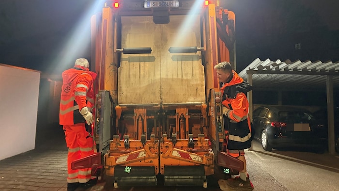 Kreibich (links) im Müllabfuhr-Einsatz.