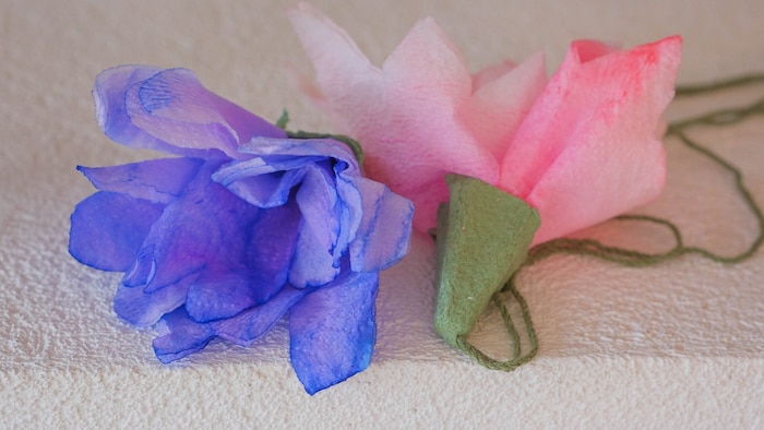 Ein Hingucker im Wohnzimmer: Selbst gebastelte Blumen.