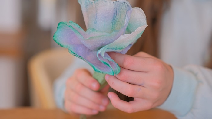 Als Stiel dient der spitze Teil eines Eierkartons, in den die zusammengefaltete Blüte geklebt ...