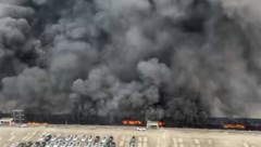 Über einem Parkhaus von BYD stieg am Dienstag dichter Rauch auf.