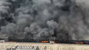 Über einem Parkhaus von BYD stieg am Dienstag dichter Rauch auf.