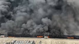 Über einem Parkhaus von BYD stieg am Dienstag dichter Rauch auf.