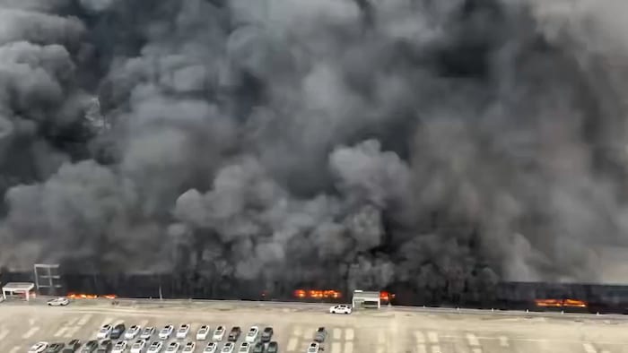 Über einem Parkhaus von BYD stieg am Dienstag dichter Rauch auf.